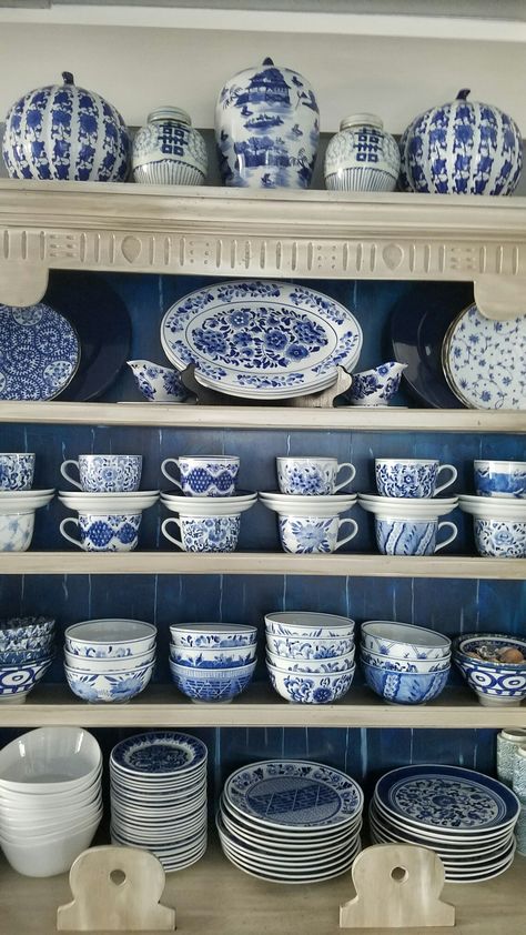 Blue and white ginger jars. Horchow plates. Chinoiserie Interior, Delft, China, Blue Kitchen Accessories, Blue And White Chinoiserie, Blue And White China, White Plates, Blue Plates, Blue China