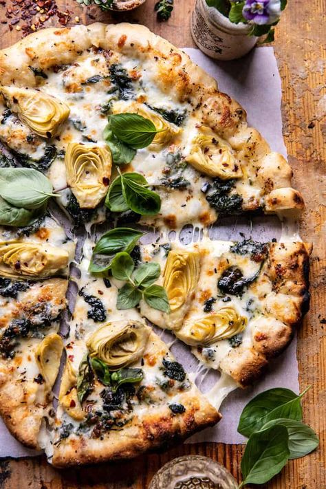 Spinach and Artichoke Pizza with Cheesy Bread Crust. - Half Baked Harvest Pasta, Essen, Spinach Artichoke Pizza, Spinach Artichoke, Cheesy Bread, Bacon Pizza, Spinach, Artichoke Pizza, Bread Crust