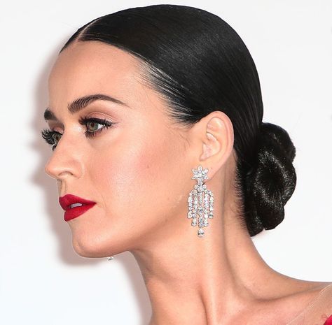 Katy Perry at amfAR’s 2016 Cinema Against AIDS Gala held at the Hotel du Cap-Eden-Roc in Cap d’Antibes on May 19, 2106 Katy Perry, Chignons, Bridal Hair, Maquillaje, Liz, Bride Hairstyles, Wedding Hair And Makeup, Headband Hairstyles, Peinados