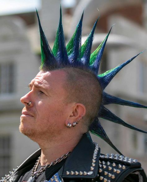 10+ Best Liberty Spikes to Rock Your Fantasy - Men's Hairstyle Tips #punkmohawk #mohawk #punk #punkhairstyle #punkhair #mohawkhaircut #libertyspikes Retro, Men's Hairstyle, Punk Rock, Punk, Rock Style, Rocker Hair, Punk Mohawk, Mohawk, Men's