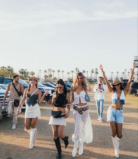 Country concert pic inspo with friends hands in the air Coachella, Vintage, Rave, Festivals, Country Concerts, Summer Country Concert Outfit, Country Concert Outfits, Summer Rodeo Outfits, Country Concert Outfit