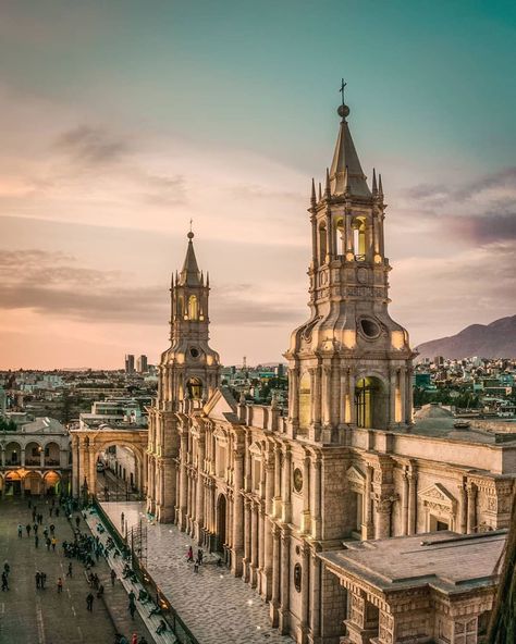1,257 Me gusta, 24 comentarios - Instagramers Arequipa (@igersarequipa) en Instagram: "Terminamos el día con una vista espectacular de la Catedral de Arequipa || Gracias al #IgersPeru…" Instagram, Machu Picchu, Peru, Arequipa, Plaza, Basilica, Sierra, Cathedral, Mission