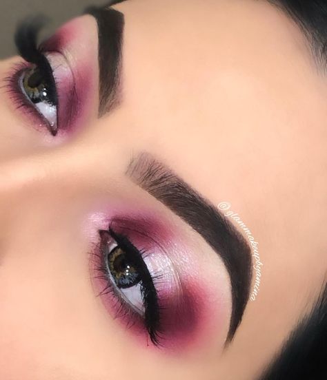 𝗔𝓶ỉ𝛈ą on Instagram: “💖Spotlight💖 I’m back 😉 Created this look with @hudabeauty #hudabeautyrosegoldremastered 🌺 Halo eyes are one of my favorite 😍 . . . . . . .…” Instagram, Eye Make Up, Make Up Trends, Pink Eyeshadow, Eyeshadow Looks, Eyeshadow, Glam Makeup Look, Maquillaje De Ojos, Pink Eye Makeup