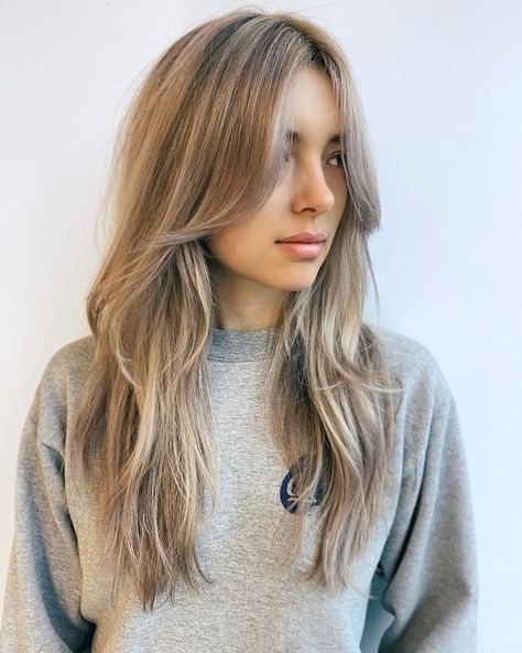 Time to upgrade your lengthy, ash blonde hair by wearing some textured layers with long bangs. The cut creates an instant but subtle movement. The curtain fringe will frame and emphasize your angelic face. Ash Blonde Hair, Medium Ash Blonde Hair, Blonde Layers, Blonde Long Layers, Blonde Layered Hair, Ash Blonde, Brown Blonde Hair, Blonde Long Hair, Long Blonde Hair