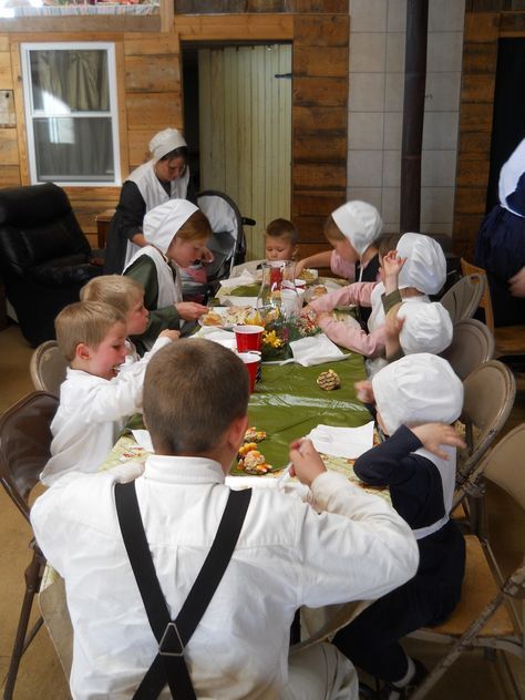 Amish Thanksgiving Amish Community, Amish Farm, Amish Family, Amish Country Ohio, Amish Country, Amish Culture, Pioneer Dress, America, Community