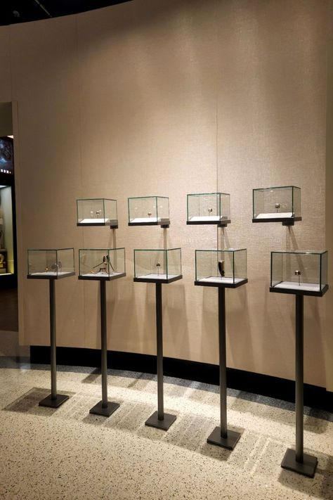 Custom Museum Display Case designed by Zone Display Cases for the Green Bay Packers Hall of Fame Museums, Trophy Display, Award Shelves, Museum Display Cases, Award Display, Glass Trophies, Exhibition Display Wall, Metal Display, Museum Displays