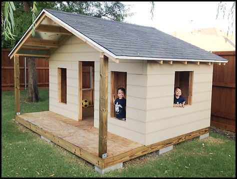 Kids Outside Playhouse, Playhouse Ideas Outdoor, Playhouse Plans Diy, Kids House Garden, Kids Shed, Diy Outdoor Playhouse, Simple Playhouse, Diy Play House, Kids Playhouse Plans