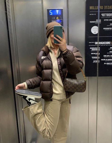 barbara kristoffersen air jordan one mocha outfit s casual trendy streetwear street style the north face jacket louis vuitton shoulder bag purse Outfits, Man, Giyim, Styl, Cool Outfits, Ootd, Outfit, Fit, Moda