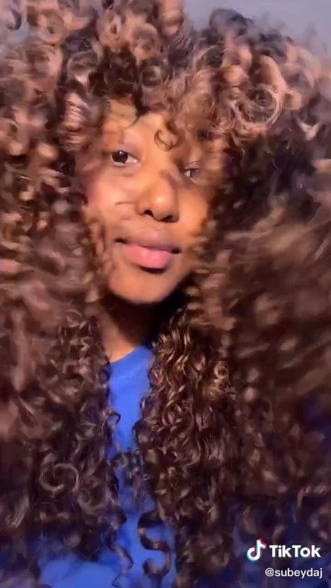 How to diffuse your curls Natural Curls, Detangle Curly Hair, Damp Hair Styles, Dry Curly Hair, Curly Hair Care, Curly Hair Routine, Detangle Hair, Natural Curls Hairstyles, Curly Hair Diffuser