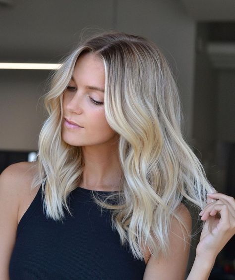 Champagne Blonde with Root Smudge Balayage, Blonde Hair, Haar, Blond, Blonde Hair Inspiration, Cortes De Cabello Corto, Hair Inspiration, Capelli, Hair Looks