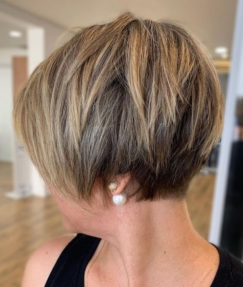 Sliced Pixie-Bob with Highlights Long Pixie, Choppy Pixie Cut, Long Pixie Bob, Short Bobs With Bangs, Layered Bob Short, Layered Bobs, Long Pixie Cut With Bangs, Choppy Bob Hairstyles, Longer Pixie