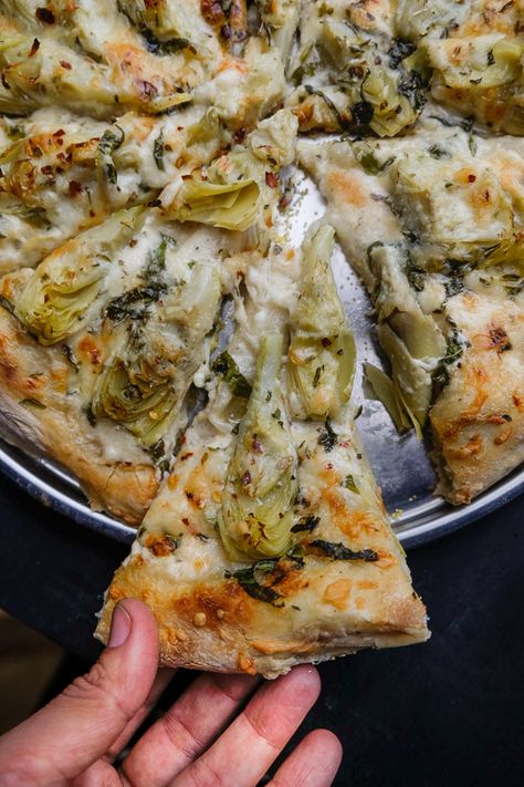 Creamy Artichoke Pizza http://www.shutterbean.com/2017/creamy-artichoke-pizza/ Clean Eating Snacks, Pasta, Pizzas, Healthy Recipes, Trader Joes, Vegetable Pizza, Gourmet Pizza, Food Dishes, Homemade Pizza