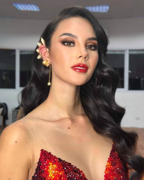 Try Catriona Gray's makeup routine that she used for Miss Universe 2019 (products listed.) Prom Hair, Long Hair Styles, Balayage, Hair Styles, Gaya Rambut, Hairdo, Rambut Dan Kecantikan, Haar, Pageant Hair