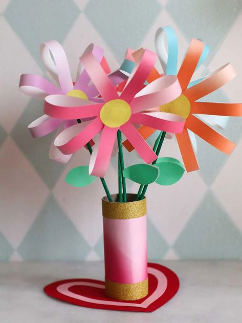 Moederdag knutselen | 35+ Knutselideeën om zelf een cadeau te maken! Paper Crafts, Knutselen, Basteln Mit Kindern, Paper Crafts For Kids, Basteln, Handmade Cards Diy, Easy Paper Crafts, Crafts For Kids, Paper Flower Crafts