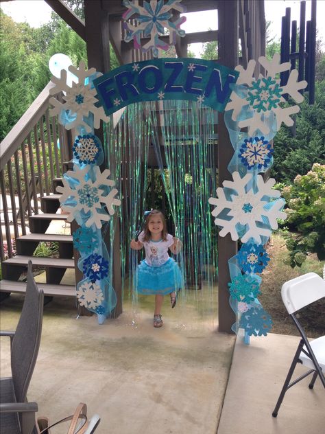 Frozen arbor with shimmer backdrop added. The wow factor in the birthday party! Tip- use LOTS of glitter! Handmade by Holly D. Birthday Parties, Fiestas, Party, First Birthday Parties, Fiesta Frozen, Marcos Para Fiestas, First Birthdays, Elsa Birthday Party, Disney Frozen Party