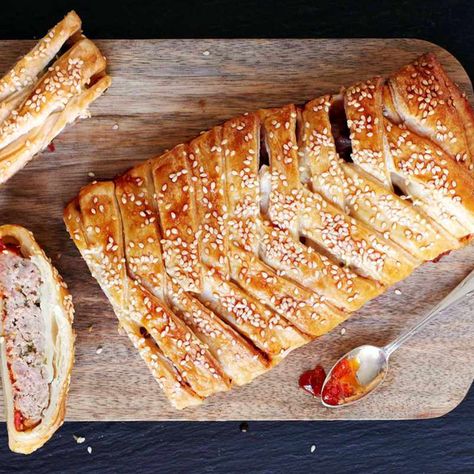 Boxing Day buffet: recipes to bring to the table Picnic Foods, Snacks, Ideas, Boxing Day, British, Sausage Rolls, Easy Sausage Roll Recipe, Turkey Sandwiches, Bread