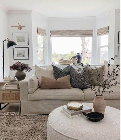 What is California Casual Style? — Homzie Designs Home Décor, Sofa Styling, Modern Transitional Living Room, Cream Couch, Dresser In Living Room, Mcgee And Co Living Room, Modern Cozy Living Room, Living Room Designs Cozy Simple, Cozy Living Room Warm