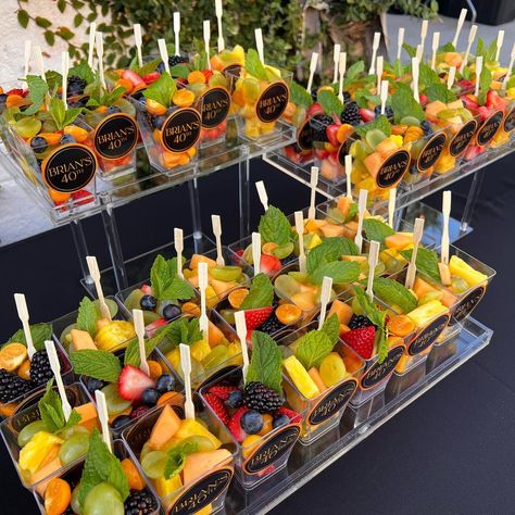 Desserts, Brunch, Party Food Platters, Party Food Buffet, Fruit Buffet, Mini Fruit Cups For Party, Party Food Appetizers, Brunch Party, Fruit Bar