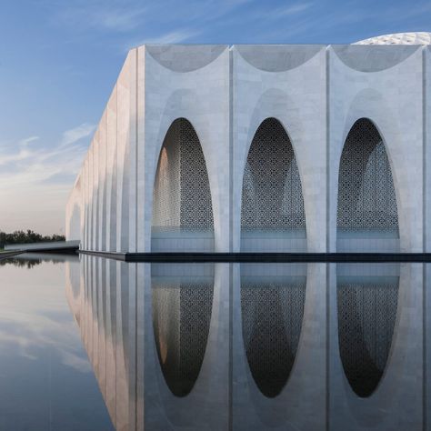 Arched walkway wraps Muslim centre near Beijing by He Jingtang Antalya, Beijing, Mosque Architecture, Modern Arch Architecture, Mosque Design, Arch Architecture, Facade Architecture, Facade Design, Contemporary Architecture