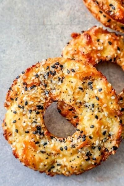 16 Low-Carb Snack Recipes That Are Totally Keto-Friendly Keto Bagel, Glutenfri Baking, Bagels Recipe, Desayuno Keto, Low Carb Recipes Snacks, Keto Bagels, Resep Diet, Low Carb Snack, Bagel Recipe