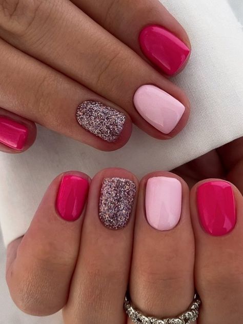 hot pink short nails with glitter Cute Nails, Haar, Simple Elegant Nails, Pretty Nails, Ongles, Trendy Nails, Fingernails, Fancy Nails, Chic Nails