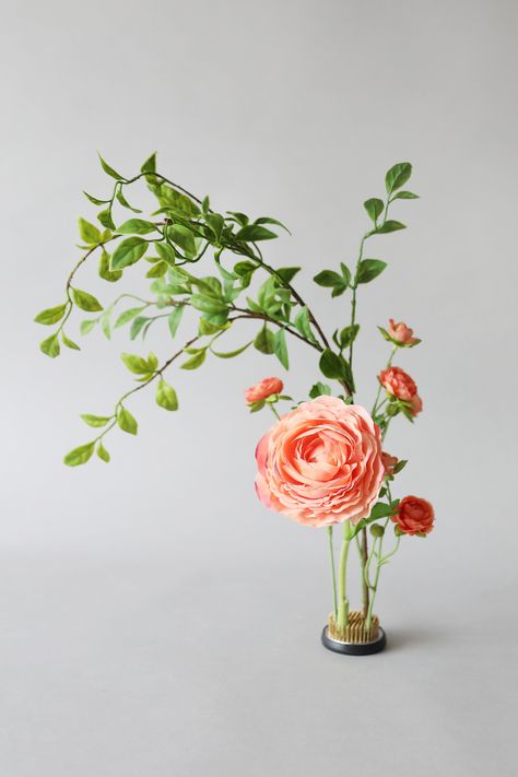 Create a simple ikebana flower arrangement with fake flowers from Afloral.com. #artificialflowers #floraldesign Floral Arrangements, Flower Arrangements, Coral Garden, Real Touch Flowers, Silk Flowers, Ranunculus Flowers, How To Preserve Flowers, Artificial Flowers Wedding, Faux Flowers
