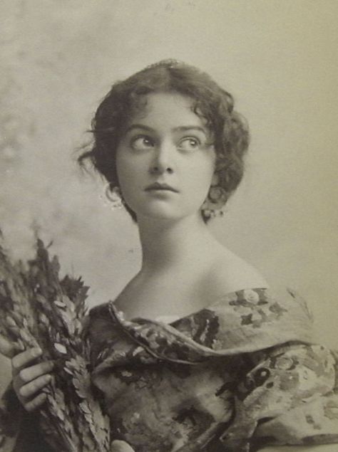 Minnie Ashley (1878-1946) - American Actress, Singer and Dancer. Circa 1892-1900. Lady, Vintage, Dita Von Teese, Vintage Photos, Portraits, 1900s, American Actress, Victorian Lady, Vintage Ladies