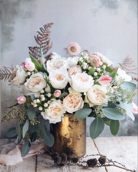 An abundance of David Austin roses for this festive table arrangement Vintage, Decoration, Bouquets, Floral Arrangements, Floral, Beautiful Bouquet Of Flowers, White Bouquet, Flower Arrangements, Flower Centerpieces