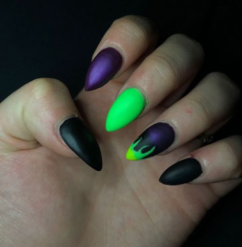 Disney Nails, Piercing, Maleficent Nails, Halloween Acrylic Nails, Halloween Manicure, Goth Nails, Disney Nail Designs, Disney Acrylic Nails, Disney Manicure