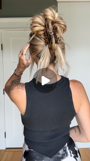 Claw clip messy bun ft my cute claw clip from @scunci , they have the best selection of claw clips! SAVE & TRY ❤️‍🔥 #scuncipartner @walgreens Balayage, Dirndl, Clip Hairstyles, Messy Ponytail Hairstyles, Cute Ponytail Hairstyles, Claw Clip, Messy Bun Updo, Hair Braid Designs, Easy Updo Hairstyles