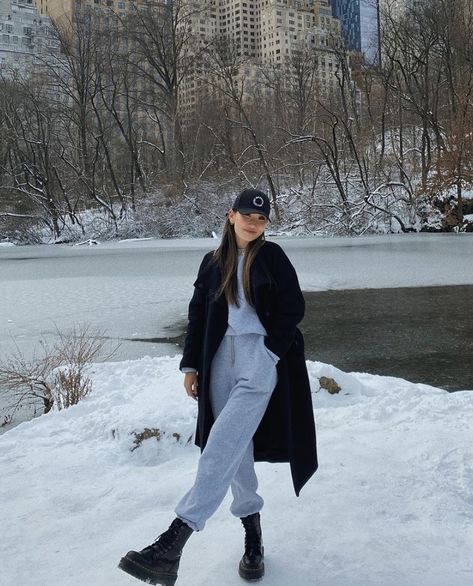 Winter outfits you can easily copy from Instagram influencers. These casual, cute winter outfits are perfect for the cold. These winter outfit ideas are dressy and comfortable. #winter #outfits #fashion #cold Winter Outfits, Trendy Outfits, Winter, Outfits, Casual, Ny Outfits, Nyc Outfits, Trip Outfits, Cold Outfits