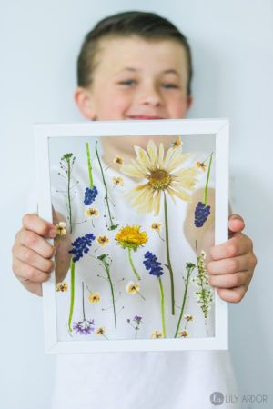 Mother's day craft ideas- PRESS FLOWERS in 3 MINUTES - Paper Crafts, Crafts, Spring Crafts, Diy, Pressed Flower Crafts, Pressed Flowers, Pressed Flower Art, Flower Crafts, Dried Flowers