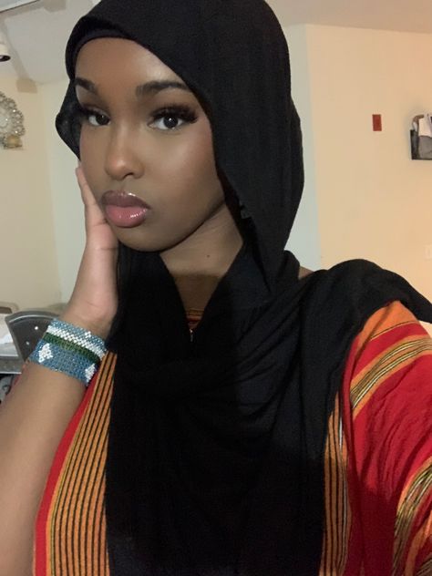 Hijabs, Black Hijabi Girl, Hijabi Girl, Muslim Girls, Hijabi, Somali Clothes, Hijabi Aesthetic, Hijab Makeup, Beautiful Muslim Women