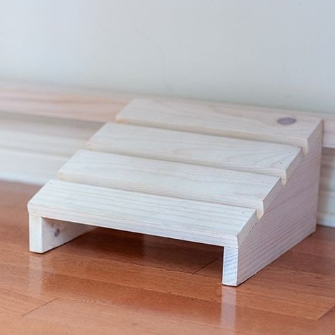 How to make a simple DIY footrest using scrap wood for under your desk.  This ergonomic wooden footrest is perfect for comfort. Diy, Small Wood Projects, Design, Diy Kids Table, Wooden Footstool, Diy Stool, Modern Farmhouse Diy, Woodworking Plans Beginner, Simple Woodworking Plans