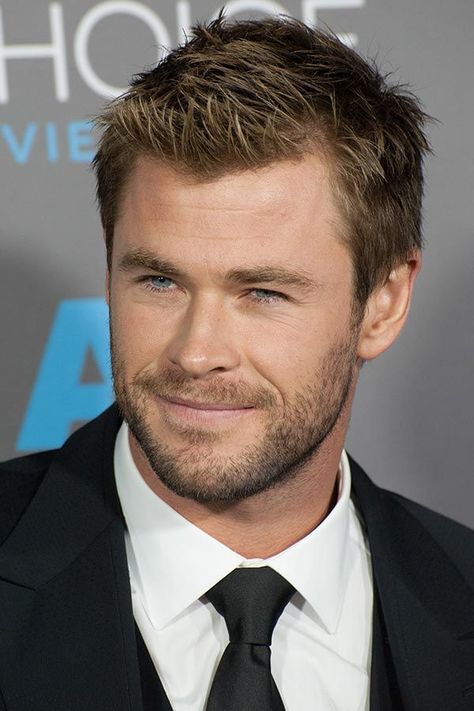 Obviously, it is Chris Hemsworth who has made the new Thor Ragnarok haircut so popular. However, the style of the cut itself is quite trendy and modern. If you want to look like the star in the movie scene, follow our guide. #menshaircuts #menshairstyles #thor #thorragnarokhaircut #haircuts #chrishemsworth Thor, Hemsworth, Chris Hemsworth, Beard Fade, Chris Hemsworth Hair, Chris Hemsworth Beard, Haircuts For Men, Short Beard, Beard