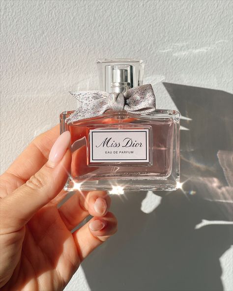 Looking for a new signature scent for spring? Here's a review of Dior's Miss Dior, plus two other spring fragrances I'm loving. | best spring fragrances for women | best spring perfumes fragrance | best spring perfumes for women | best spring summer perfumes | best perfumes for women spring | best perfumes for spring Perfume, Packaging, Dior, Expensive Perfume, Perfume Reviews, Perfume Scents, Best Perfume, Dior Perfume, Summer Perfumes
