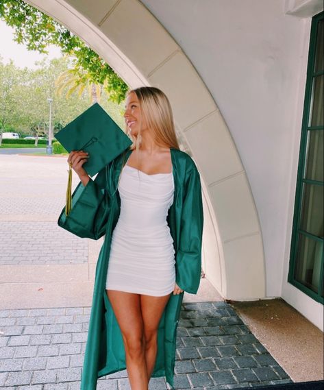 Outfits, Portrait, Cap And Gown Photos, Cap And Gown Pictures, Vetements, Senior Photo Outfits, Senior Picture Outfits, Graduation Photography Poses, Senior Pictures Girl Poses