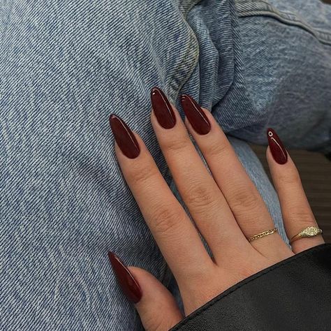 Dark Maroon Almond Nails, Autumn Nails Red Wine, Plain Dark Red Nails, Nails Ideas For Fall, Maroon Nails Almond Shape, Almond Wine Red Nails, Dark Dark Red Nails, Oval Burgundy Nails, Brown Burgundy Nails