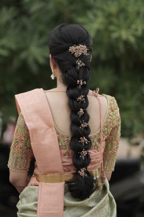 Introducing latest Bridal Hairstyles for South Indian Brides. #weddingbazaar #indianwedding #bridalhairstyle #southindianweddings #southindianbride #southindianhairstyleforsaree #southindianhairstylesimple #southindianhairstylebridal #southindianhairstyletraditional #southindianhairstylelehenga Gaya Rambut, Hair Style Vedio, Traditional Hairstyle, Indian Hairstyles, Saree Hairstyles, Indian Hairstyles For Saree, Hair Style On Saree, Indian Wedding Hairstyles, Bridal Hairdo