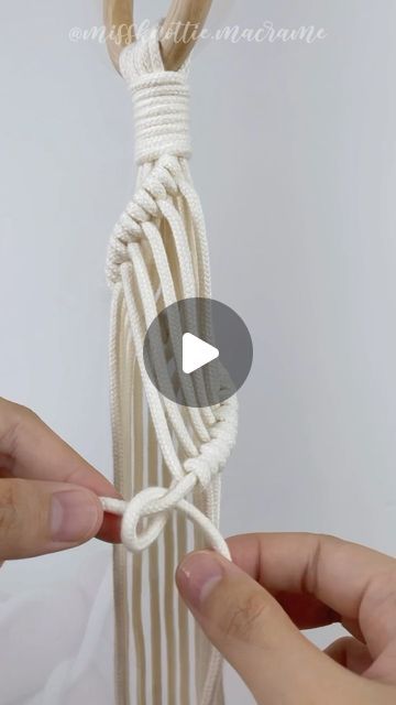 Nghi Ho | Macrame Content Creator/ Author on Instagram: "A fun way to play with Double Half Hitches on a plant hanger. Will you try? 🪴 🌿Drop a comment if you like it😊 Save this tutorial now for later projects !!!!  #fiberartist #fiberfeature #dreamcatcherdiy #macramelove #fiberarts #bohemianliving  #macramepattern #macramemovement  #macramé #macramedecor #handmadedecor #macramewallhanging #modernmacrame #macrameart #macramecommunity #macramemakers #macrameplanthanger #macramekeychain #macramebags #macramemakers #macrameplanters #macrameeveryday #macrametutorial #missknottiemacrame" Instagram, Play, Macrame Hanger, Macrame Plant Hanger Patterns, Macrame Wall Hanging Patterns, Diy Macrame Plant Hanger Tutorials, Macrame Plant Hanger Diy, Macrame Wall Hanging Diy, Macrame Patterns Tutorials