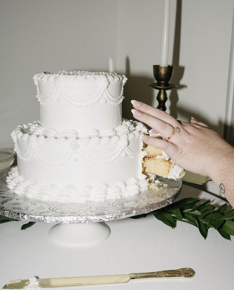 Traditional Wedding Cake, Pastel, Vintage White Cake, Wedding Cake Two Tier, Classy Wedding Cakes, 2 Tier Wedding Cakes, Mini Wedding Cakes, 3 Tier Wedding Cakes, Traditional Wedding Cakes