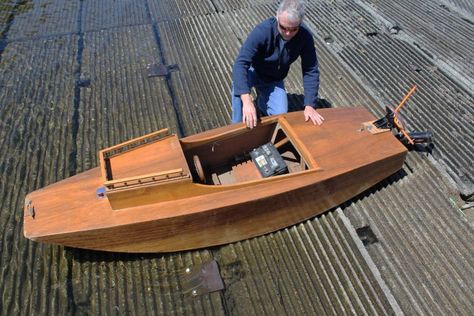 At the launch ramp, Elkins sets the 12-volt deep-cycle battery behind the angled panel that serves as a backrest. The trolling motor’s shaft has been shortened and its controls moved to the dash panel forward of the wheel. #smallboats #electricboat #boatbuilding #microboat #woodenboats #boats #DIY #DIYboats Pedal Boat, Electric Boat, Trolling Motor, Boat Kits, Plywood Boat Plans, Plywood Boat, Wooden Boat Plans, Diy Boat, Boat Building