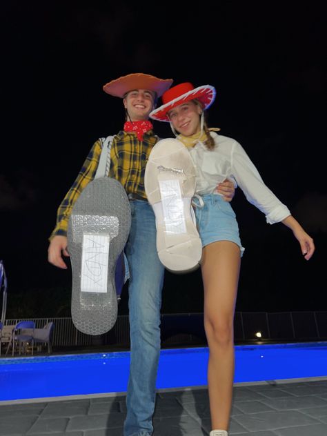 Couple Dress Up Costumes, Halloween Easy Costume Couple, Shark And Fiona Costume, Super Hero Halloween Costumes Couples, Easy Costume For Couples, Disney Couple Outfits Halloween, Cute Halloween Custome Ideas, Cute Toy Story Costumes, Super Easy Couples Halloween Costumes