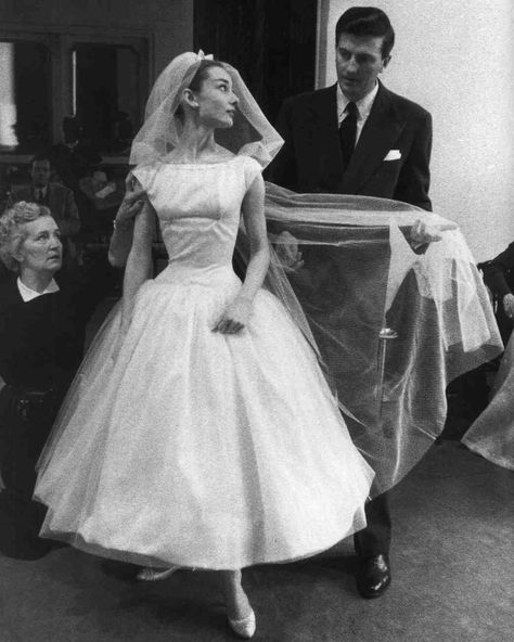 "Funny Face" Wedding Dress Audrey Hepburn was rocking her Givenchy dress way before Bey, as Jo Stockton in this 1957 movie. The super-chic, tea-length wedding gown has become one of the most iconic in the history of film. Bride, Giyim, Marceline, Styl, Funny Face Wedding Dress, Robe, Ikon, Hochzeit, Style Icon