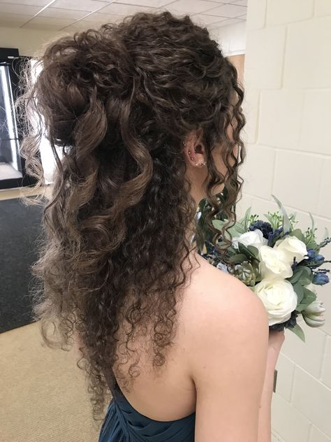 Curly Hair Updo Wedding, Thin Hair Styles For Women, Hairstyles For Thin Hair, Curly Hairstyles For Prom, Bridesmaid Hair Curly, Hairdos For Curly Hair, Curly Hair Updo, Long Curly Hair Prom Styles, Elegant Updo