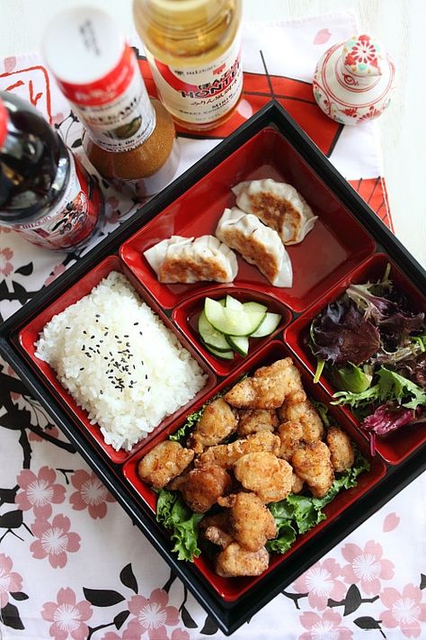 Easy and delicious Japanese fried chicken karaage bites in a bento lunch box. Bento, Yemek, Dapur, Makanan Dan Minuman, Yum, Eten, Mad, Japan Food, Japanese Dinner