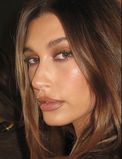 When Hailey Bieber decides to swap her trademark glazed donut skin for a TikTok viral look you know it must be good. Enter “latte makeup,” a laid-back interpretation of summer bronze that’s as irresistible as your daily cup of coffee. Click for a make up breakdown... Haar, Girls Makeup, Maquillaje, Maquillaje De Ojos, Maquillaje Natural, Peinados, Cute Makeup, Pretty Makeup, Make Up