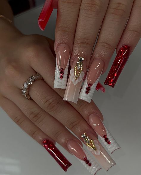 Red bottom nails are a hot new manicure trend, where you paint the underside of your nails red. This style takes after the Christian Louboutin red bottom shoes. Click the article link for more photos and inspiration like this // Photo Credit: Instagram @nailsw.a // #baddieredbottomnailscoffin #blackredbottomnails #coffinredbottomnails #redbottomnailscoffin #redbottomsnails #rednails #whiteredbottomnails Gold Nails, Ongles, Elegant Nails, Uñas, Prom Nails, Black And White Nail Designs, Red Nails, Diamond Nails, Cute Acrylic Nails