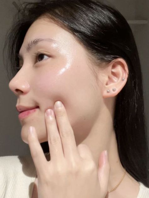 Korean Beauty, Body Skin, Face Skin, Skincare Products, Glowing Face, Pale Girl, Skin Aesthetics, Complexion, Glowy Skin