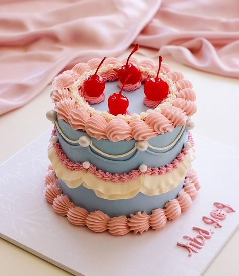 Cherry Lambeth Cake Cake, Desserts, Cupcake Cakes, Mini Cakes, Cake Designs, Mini Cakes Birthday, Cute Birthday Cakes, Small Cake, Pretty Birthday Cakes